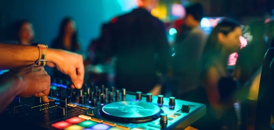 Picture Yourself as a Home DJ – Creating the Perfect Setup for Music Mixing